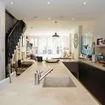 Stunning Townhouse In Beautiful Notting Hill