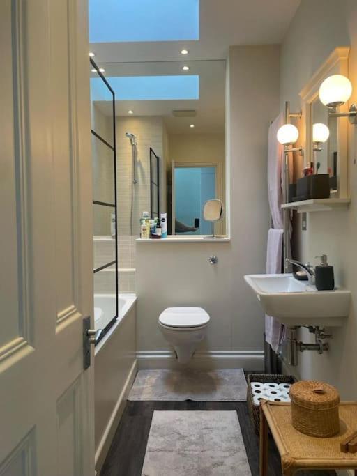 Stunning Townhouse In Beautiful Notting Hill *